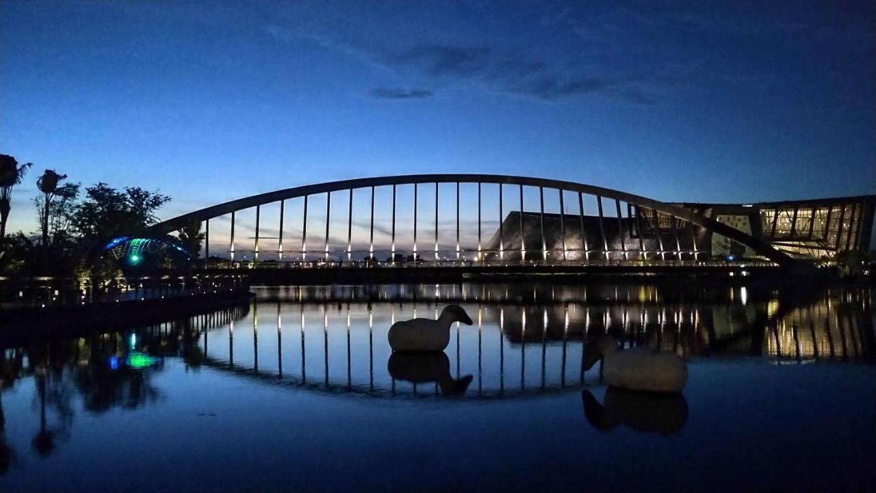 Evergreen Palace Hotel Chiayi Taibao Exteriér fotografie The bridge at night