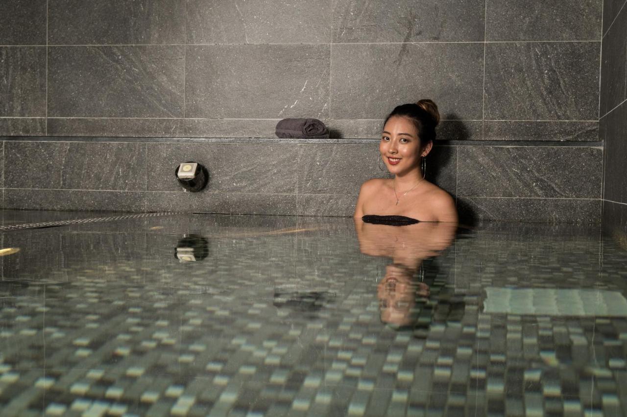 Evergreen Palace Hotel Chiayi Taibao Exteriér fotografie A woman bathing in a traditional Japanese onsen