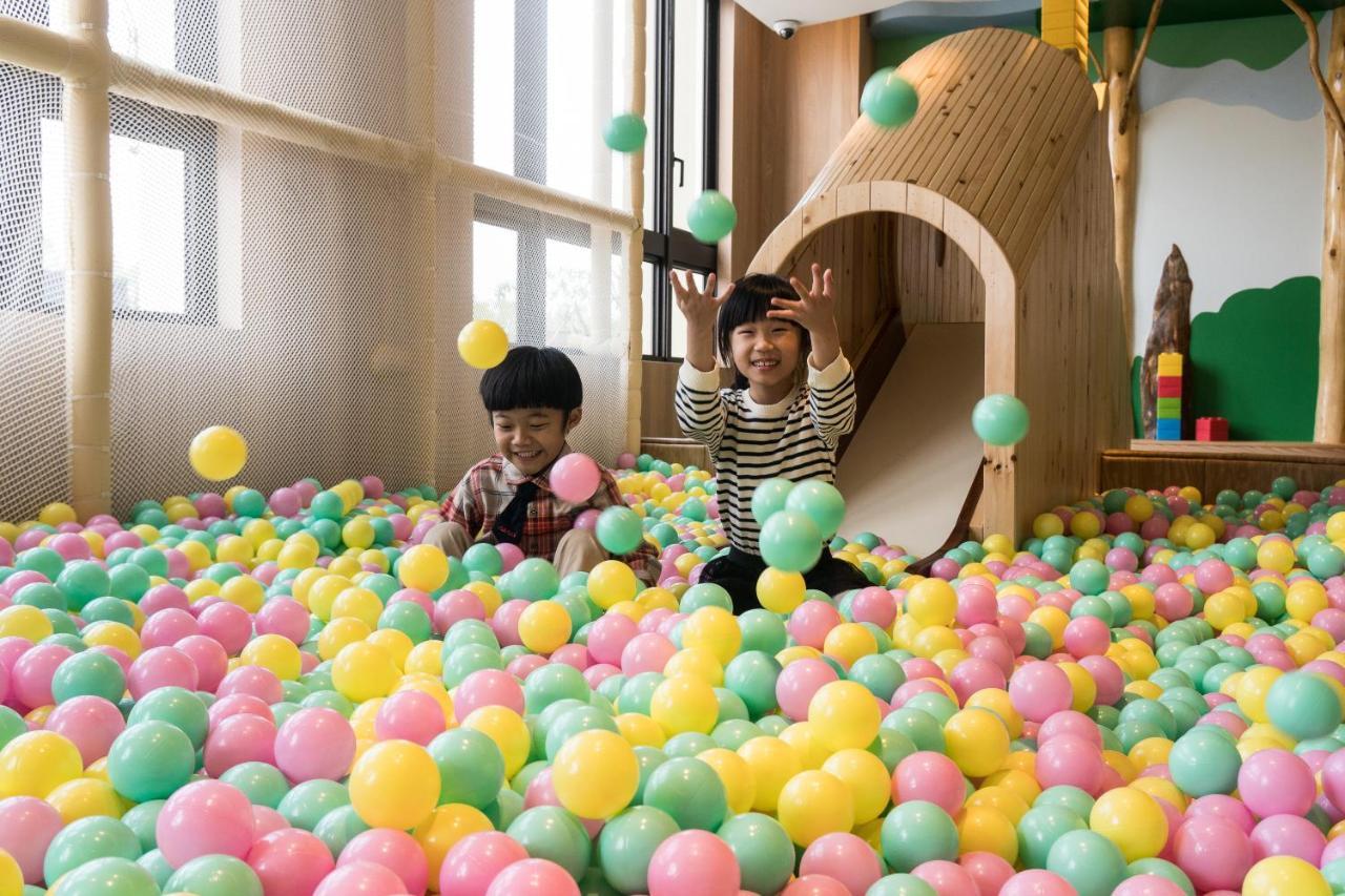 Evergreen Palace Hotel Chiayi Taibao Exteriér fotografie Children playing in a ball pit