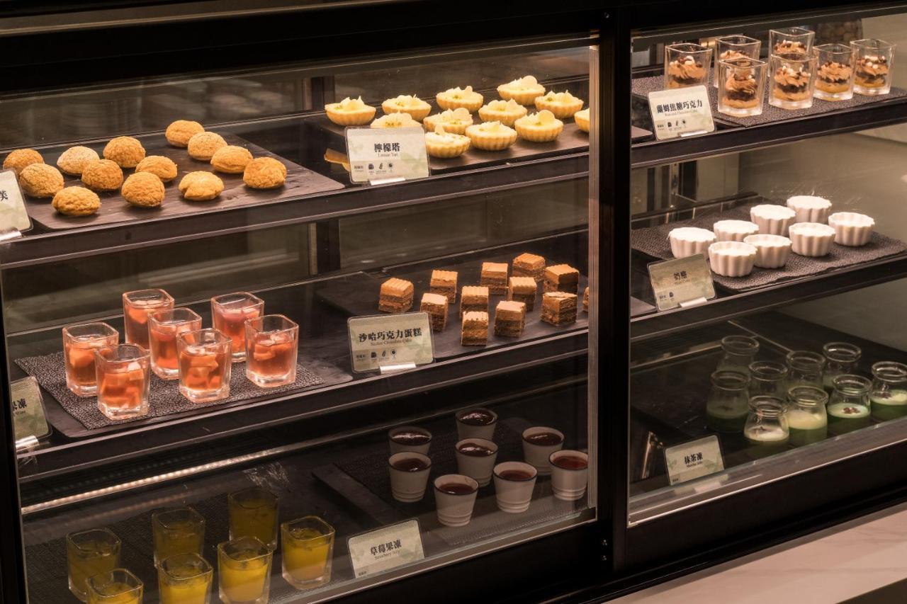 Evergreen Palace Hotel Chiayi Taibao Exteriér fotografie A display case of desserts