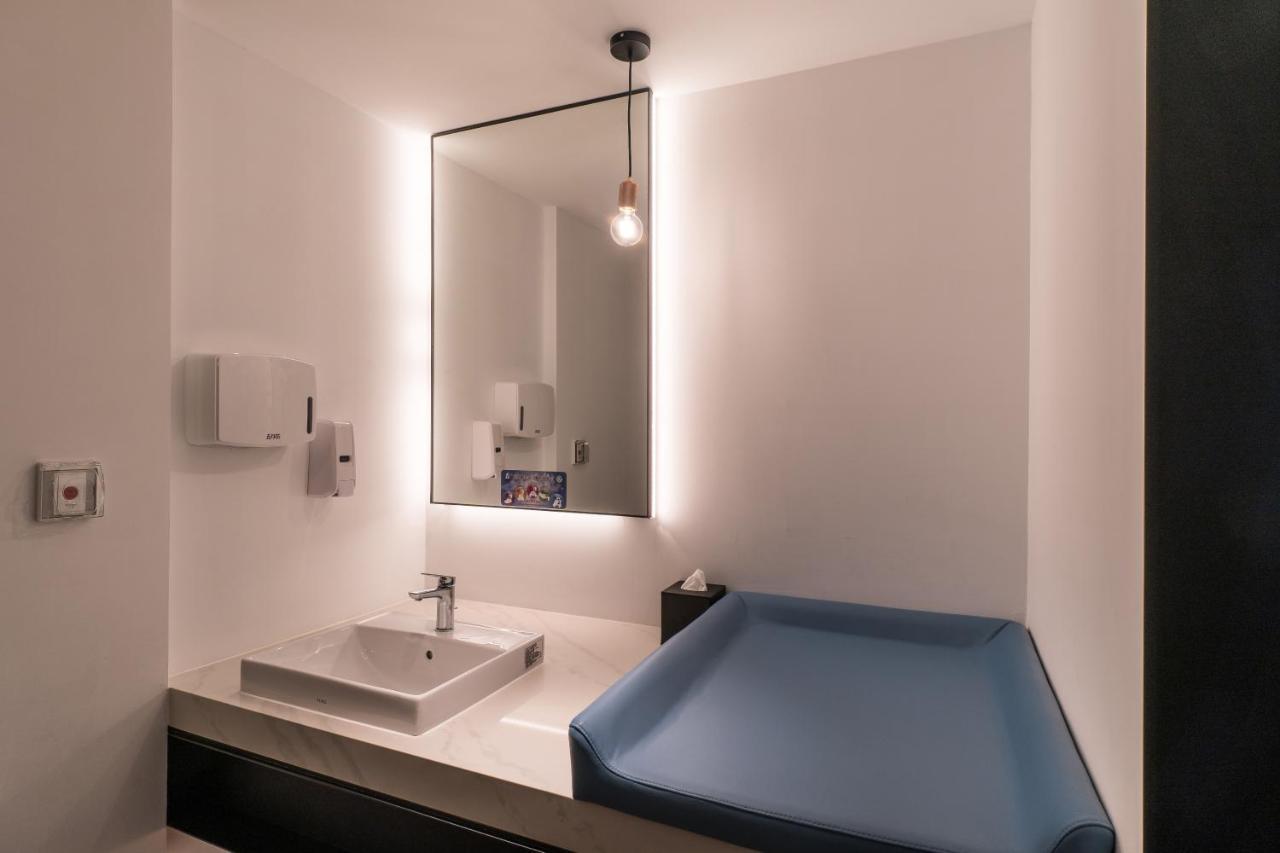 Evergreen Palace Hotel Chiayi Taibao Exteriér fotografie Changing table in a public restroom