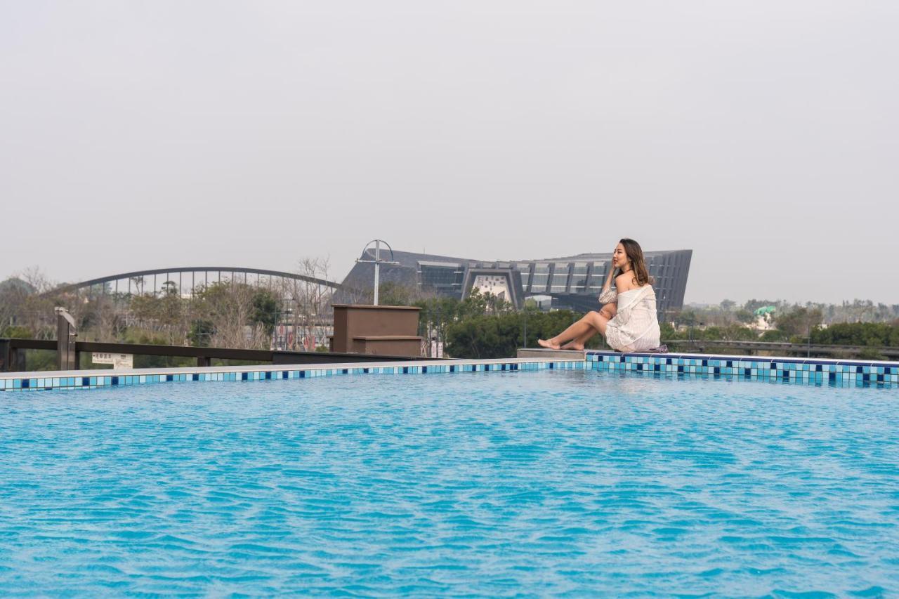 Evergreen Palace Hotel Chiayi Taibao Exteriér fotografie The swimming pool at the hotel