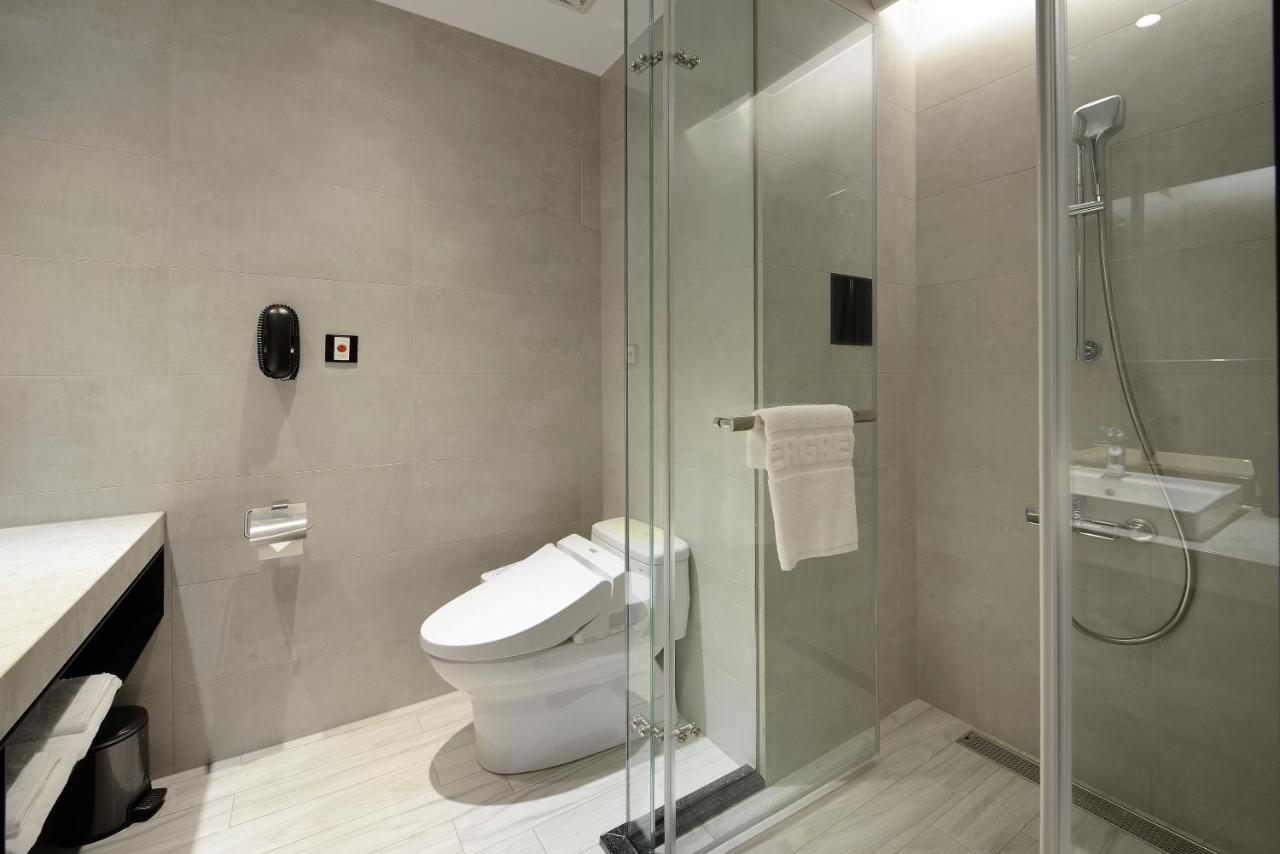 Evergreen Palace Hotel Chiayi Taibao Exteriér fotografie A modern bathroom with a shower cubicle